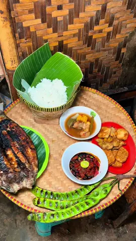 Mantapnya bandeng bakar khas Sunda‼️#fyp #viralvideotiktok #kulinerkarawang #rengasdengklokkarawang #viralvideo 