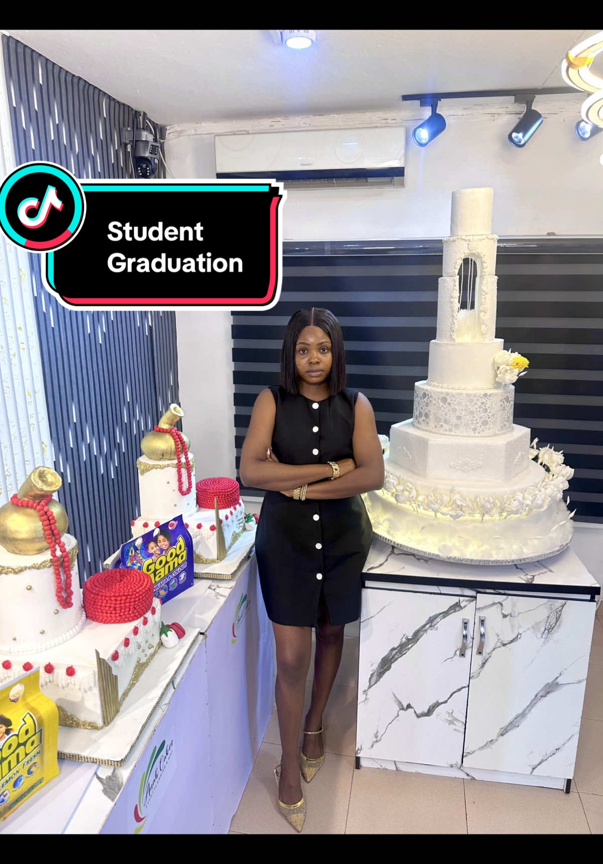 #creatorsearchinsights #cakesinawka #bakingschoolinawka #tiktokbaker #graduation 