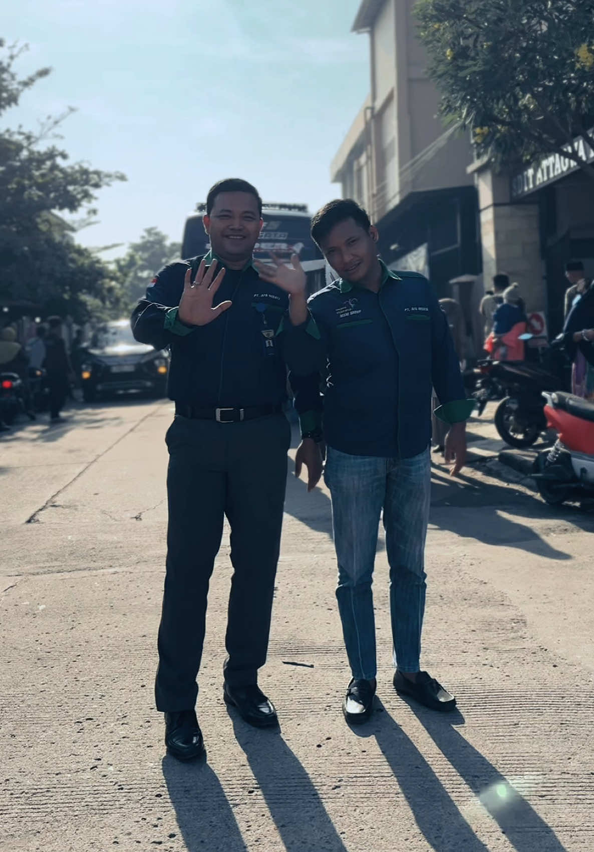Coba ada yang tau ga crew di video ini? Kira” bertugas di unit apa? Yang tau dan yang pernah ketemu comment!!!😋😁 ________ MSM AFA WISATA, melayani Wisata - Ziarah - Family Gathering - Drop Bandara DLL Menyediakan unit Big bus & Medium Bus JETBUS 2 JETBUS 3 JETBUS 5 SR 2 HD PRIME Seat 33,39,45,46,48,50,59 Seat 59 room smoking area Seat 46 toilet+smoking area Seat 32,35,40,45 request Legrest/non legrest  ________ 📍Alamat : jln.Raya Narogong, kp.babakan, RT.03/RW.05, Dayeuh, Cileungsi - Bogor Jawa barat 16820 Info reservasi: 0822 1111 8870 0857 1111 3188 _______ #msmasyrof #msmafawisata #busnyaibumaudi #fyp #viral 
