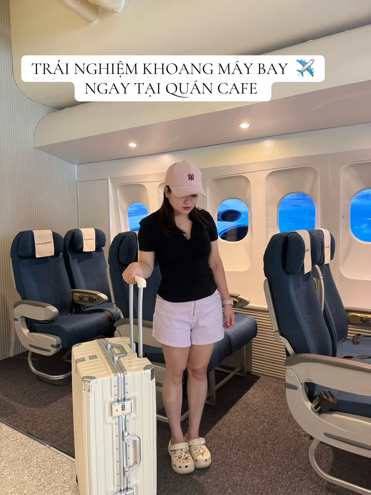 ☕️ 𝐆𝐀𝐓𝐄 𝐁𝟒 ✈️ 📍Villa D28 The Manor, Trần Văn Lai, Nam Từ Liêm, HN ⏰ 9.00-22.00 💰 60-85 🐟 Có lẽ đây là quán cafe đầu tiên và duy nhất mang concept “máy bay” siêu độc lạ ở HN. Nằm trong khu phố Hàn Quốc ở Mỹ Đình, “GATE B4” mang đến 1 trải nghiệm vô cùng mới mẻ và ấn tượng. Quán với không gian 3 tầng rộng rãi thoáng nhiều góc chill cực xinh 😚 - Tầng 1 được là quầy pha chế được bày trí như ở phòng chờ tại sân bay.  - Tầng 2 có riêng 1 khoang máy bay làm i như thật, cửa sổ còn thay đổi được khung cảnh - Tầng 3 nhiều bàn rộng rãi Menu đa dạng có cả đồ ăn và đồ uống cho mọi người tha hồ lựa chọn. (Mình có thử đồ uống ở đây, lúc đầu cũng không quá kỳ vọng vì nghĩ quán decor đẹp vậy chủ yếu chụp ảnh sống ảo là chính, nhưng khi thử nước ở đây mình phải wow nha, giá thành hơi cao nhưng xứng đáng 👏) Nhân viên quán này siêu nhiệt tình, dễ thương lắm 👌👌👌 1 quán cafe mới đáng để trải nghiệm đó mọi người ơiiii ❤️ #coffeeholic #gateb4 #coffeewithme #cafehanoi #reveiwcafe 