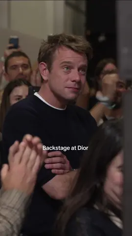 El 1 de octubre de 2025, Jonathan Anderson presentó su primera colección femenina para Dior durante la Semana de la Moda en París.  ✨ Desde asumir la dirección creativa total en 2025   hasta su debut femenino, luego de ya haber mostrado anteriormente para Dior Homme, este momento es simbólico: la culminación de presión, pasión y expectativas.  🫶🏼 Es la lagrima de quien materializa un sueño, de quien enfrenta un nuevo capítulo. Y todos aplauden no solo la colección, sino esa vulnerabilidad compartida.🤯 #di#dioro#jonathanandersons#ss26i#diorss26a#fashionweekparis