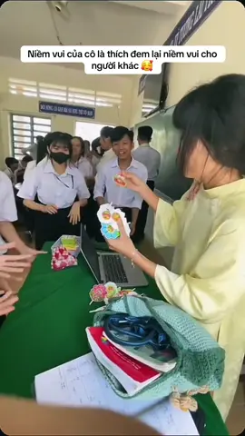 Tụi nhỏ lớn rồi mà vẫn còn thích kẹo #tiktok #xuhuongtiktok #school #cogiaonguvan 