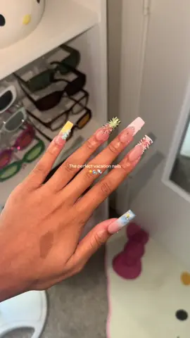 The length, the shape, the design, I’m obsessed!! So cute 🏝️ @NailVesta #nailvesta #pressonnails #vacationnails #nailinspo 