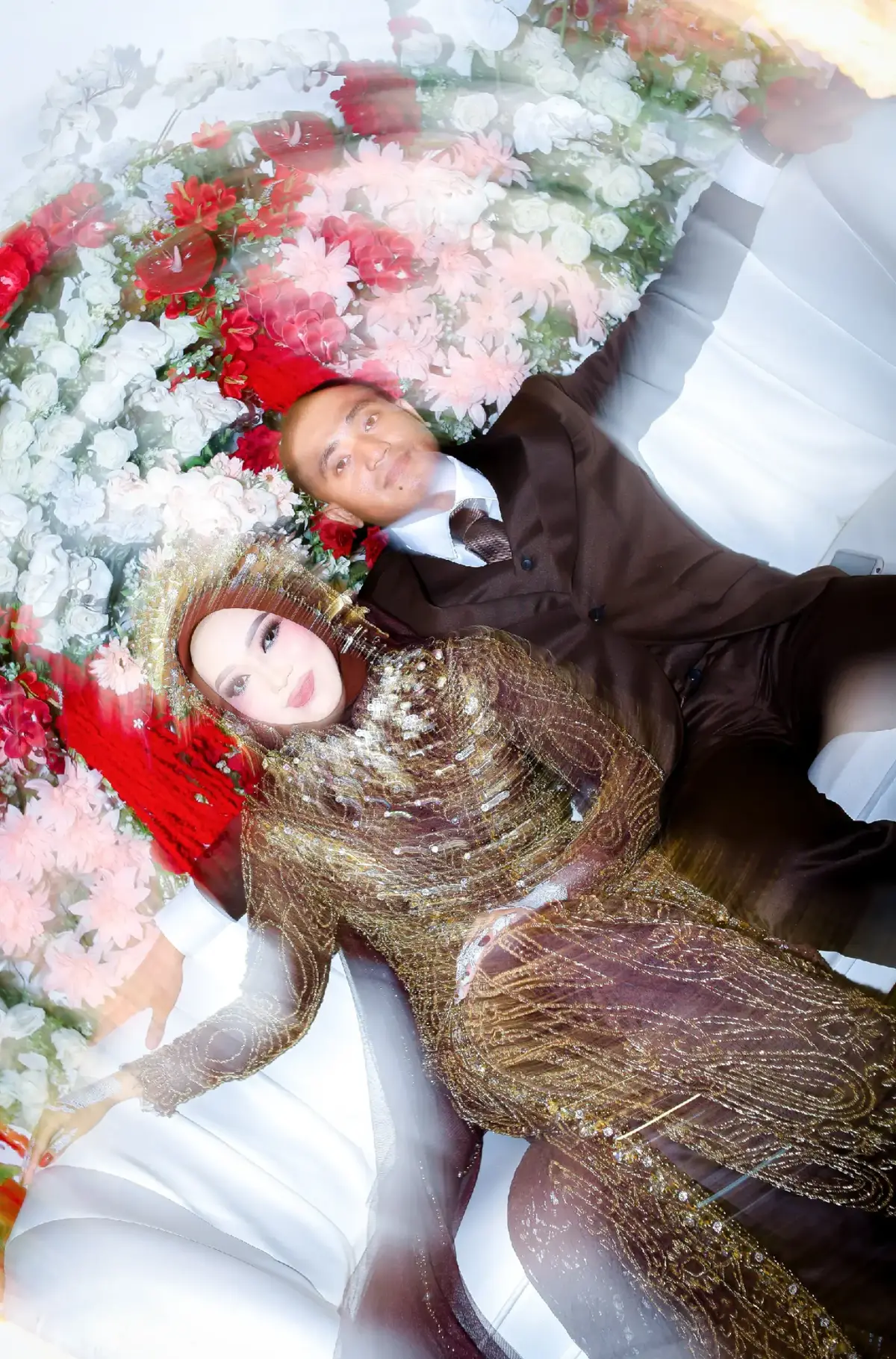 Kalian Di pertamukan bukan di Taman dan bukan tempat wisata , Melainkan Di Ruang Guru Sederhana , Dari Lembar lembar RPP Hingga Rapat Panjang Yang kadang melelahkan, Siapa Sangka, Sekedar Berdiskusi Tentang Kurikulum Dan Pembelajaran, Hati Kalian Ikut Belajar Saling Memahami, Dari Candaan Di ruang Guru Hingga Doa Dalam Sujud malam, Akhirnya kisah cinlok sederhana berubah menjadi janji suci di pelaminan, Kurikulum boleh berganti dari KTSP, K13 hingga Merdeka Belajar, tapi kurikulum rumah tangga kalian tetap satu: Sakinah, Mawaddah, Warahmah, Happy Unboxing for my Klien #fyp #fotograferwedding #fotograferprobolinggo #fotoprewedding #fotowedding 