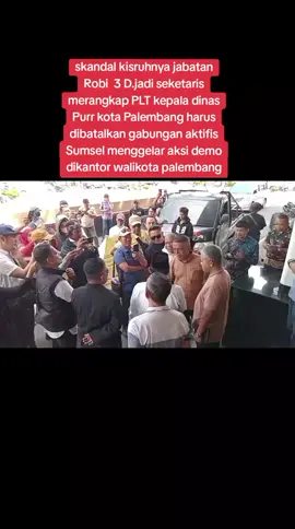 SKANDAL MUTASI JABATAN PALEMBANG  LSM GLSS Geruduk dan Gegerkan Kantor Walikota Palembang  Tuntut Transparansi Mutasi Jabatan, Dapat Dukungan Aktifis   Kpktipikor.id.PALEMBANG, Jumat, 3 Oktober 2025–  Gelombang amarah masyarakat Palembang memuncak! Gabungan LSM Independen Sumatera Selatan (GLSS) menggelar aksi unjuk rasa di depan Kantor Walikota, Jumat (3/10/2025), menuntut keadilan atas skandal mutasi jabatan yang diduga melibatkan Petinggi  di lingkungan Pemerintah Kota Palembang.                   Massa aksi yang terdiri dari aktivis anti-korupsi dan perwakilan masyarakat sipil, membawa spanduk dan orasi yang menyoroti penempatan seorang pejabat golongan rendah sebagai Sekretaris Dinas PU Bina Marga dan Penataan Ruang Kota Palembang. Mereka menilai penunjukan ini tidak sesuai dengan kapasitas dan kompetensi yang dibutuhkan.   