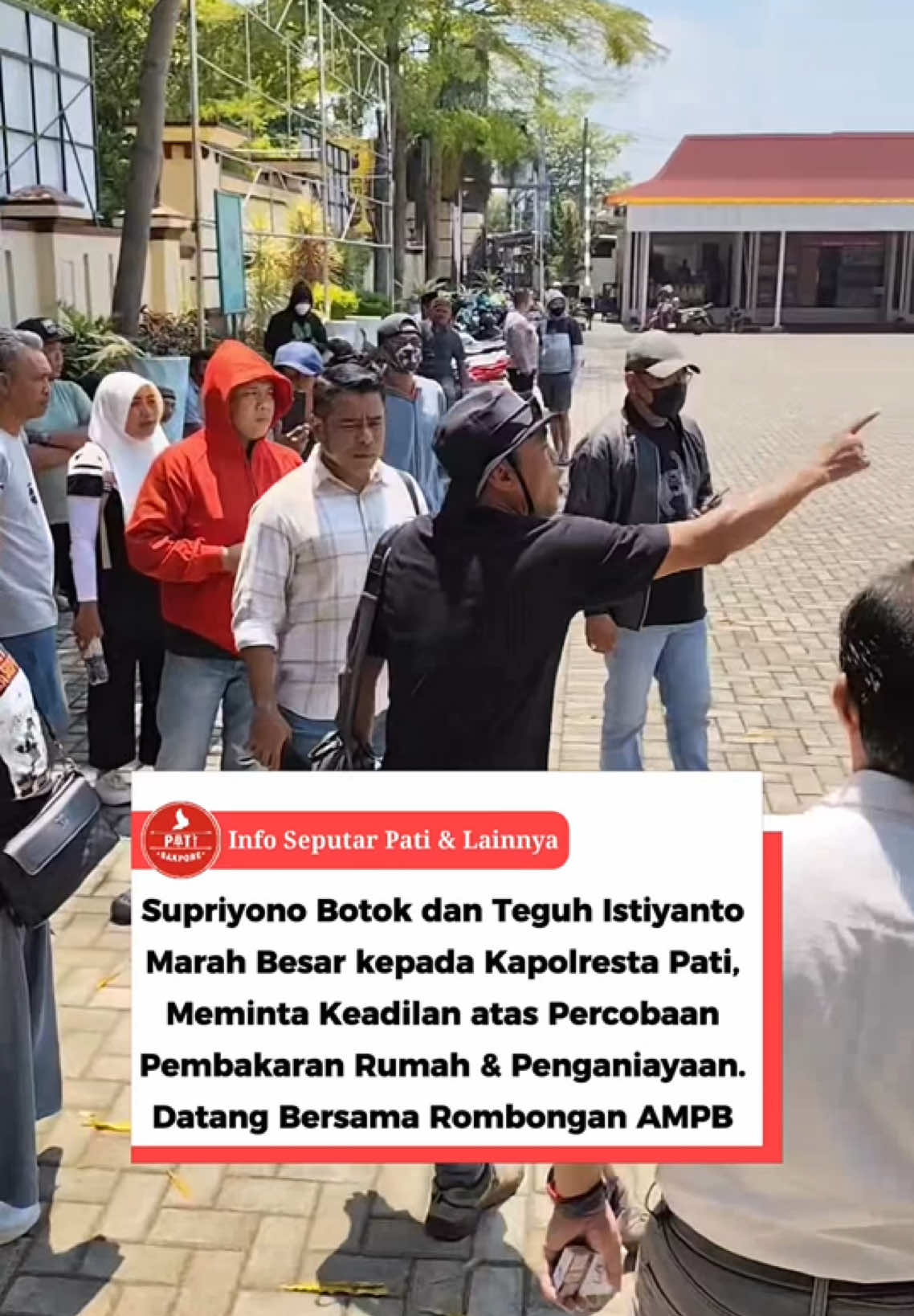 Supriyono Botok dan Teguh Istiyanto bersama Rombongan dari AMPB, datangi Mapolresta.  Ia Menuntut Pelaku yang melakukan tindak Percobaan Pembakaran Rumahnya Subuh tadi dan Penganiayaan terhadap dirinya menjelang rapat pansus kemarin (02/10/2025) untuk segera ditangkap dan diproses hukum. Mereka berbondong-bondong ke Polresta Pati menuntut keadilan kepada Kapolresta Pati Kombes Pol Jaka Wahyudi. Puluhan massa MPB juga didampingi Tim Hukumnya, Jumat (03/10/2025). Bahkan Botok dan Teguh meluapkan kejengkelan dan marah atas kejadian yang dialami. Pihaknya pun mendesak Kapolresta Pati untuk bersikap tegas. Diakhir, pihaknya menunggu respon tindakan bahkan berniat sampai bermalam di Mapolresta Pati. Sumber Video : Fb/ Eko Kuswanto [Mbah To] #patisakpore 