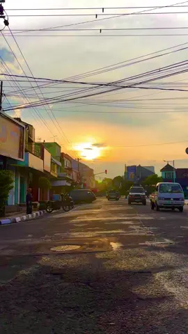 Dieng dan Wonosobo dalam konteks Mataram Kuno 	•	Dataran Tinggi Dieng (Wonosobo – Banjarnegara sekarang) diyakini sebagai salah satu pusat kegiatan keagamaan Hindu pada masa Mataram Kuno. 	•	Kompleks Candi Dieng adalah salah satu candi Hindu tertua di Jawa (abad 8 M), dibangun untuk pemujaan Dewa Siwa. 	•	Jadi, wilayah Wonosobo sekarang sudah masuk dalam lingkup penting Mataram Kuno. 	•	Garung adalah salah satu kecamatan di Wonosobo sekarang. 	•	Nama Garung diduga berasal dari Rakai Garung, seorang raja Mataram Kuno dari Wangsa Sanjaya (berkuasa sekitar 828 – 847 M). 	•	Rakai Garung identik dengan Samaratungga atau penerusnya, tapi ada perdebatan di kalangan sejarawan. 	•	Jadi, kemungkinan besar nama Garung (Wonosobo) mengambil inspirasi dari tokoh sejarah Mataram Kuno ini. (diambil dr berbagai sumber) #wonosobo #wonosoboparty #wonosobo24jam #infowonosobo #wonosoboasri 