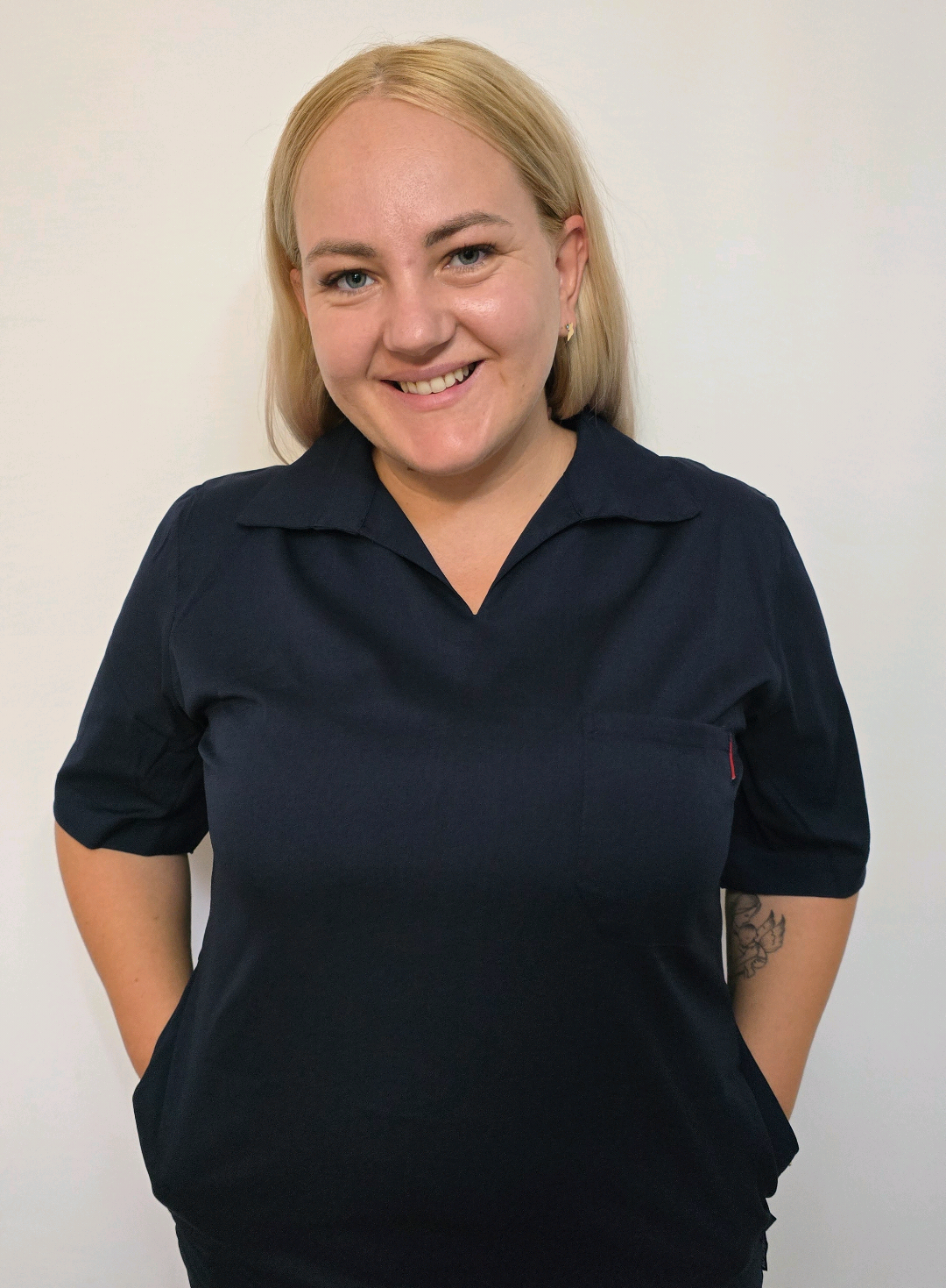 Runi crede ca ceea ce porți se reflectă în modul în care te simți, și în cele din urmă în modul în care performezi și eu sunt total de acord cu asta. Dacă și tu te-ai săturat de uniformele incomode te invit pe www.runi.ro să-ți alegi uniforma potrivită pentru tine. Care îți face cu ochiul din cele prezentate în videoclipul meu? #echimapentlucru #runiinternational #foryou #tiktok #fyp 