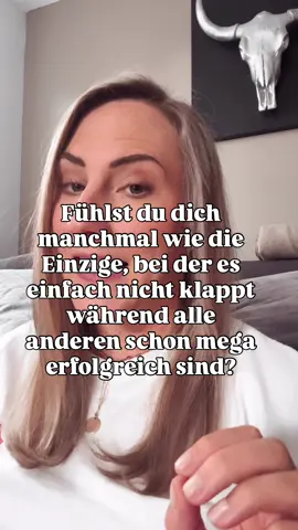 Fühlst du dich manchmal wie die Einzige, bei der es einfach nicht klappt - während alle anderen schon mega erfolgreich sind? Dieser ständige Vergleich zieht einen runter. Aber was du bei anderen siehst, ist nur die Oberfläche. Niemand zeigt die Monate oder Jahre voller Zweifel und Fehler. Du bist nicht hinten dran - du bist mitten im Prozess. Wenn du dich oft vergleichst, kommentiere ‚Vergleich', wir sprechen hier offen drüber.