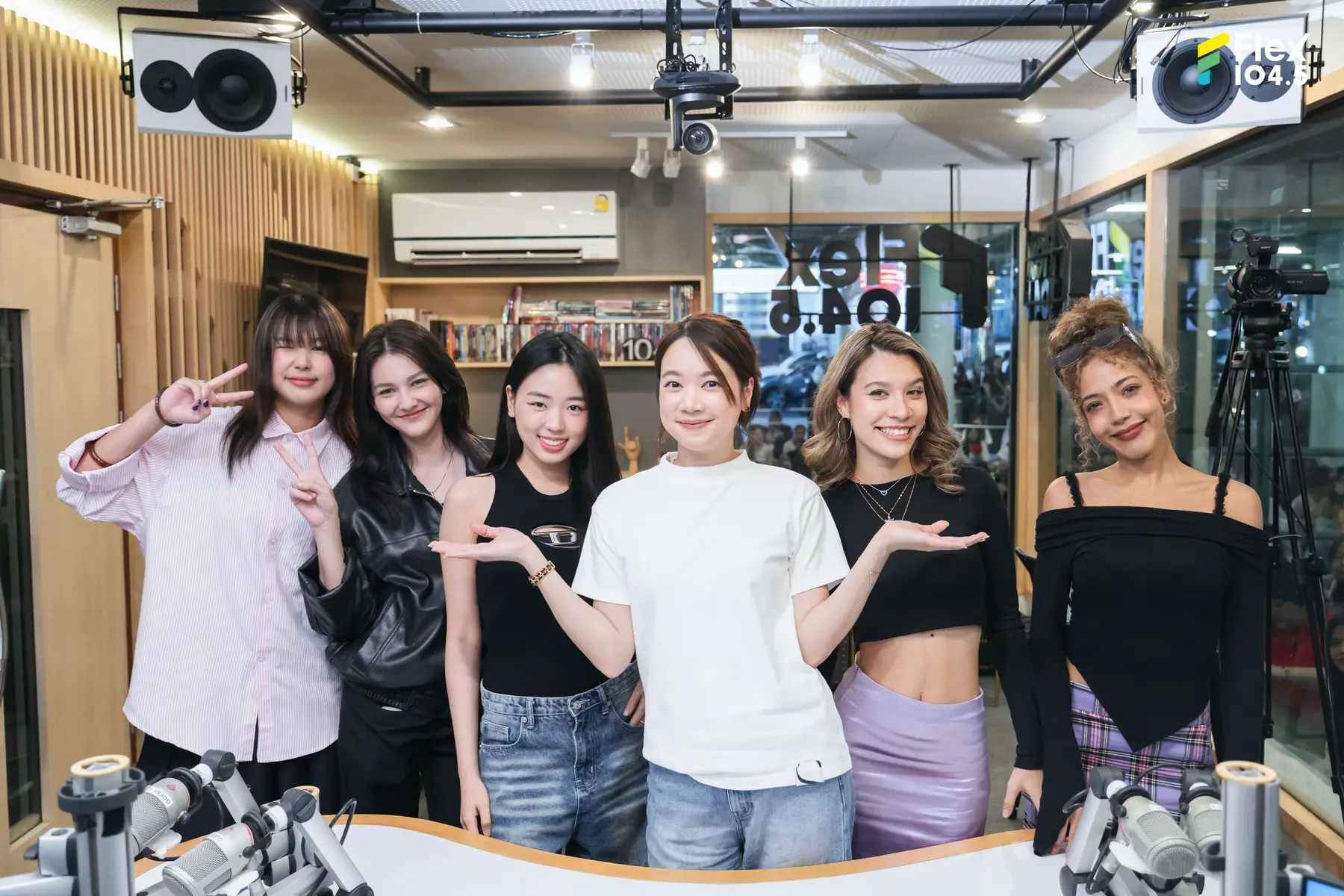 เมื่อวันศุกร์ที่ 26 กันยายน ที่ผ่านมา สตูดิโอของ Flex 104.5 เต็มไปด้วยบรรยากาศอบอุ่นจาก 5 สาว MXFRUIT ที่มาพร้อมซิงเกิล “UNIVERSE” 🌌 เพลงที่เปรียบเสมือนการเก็บทุกก้าวเดิน ทุกความทรงจำ และทุกความรู้สึกขอบคุณ ไว้ในจักรวาลเดียวกันกับแฟน ๆ ทุกถ้อยคำที่สาว ๆ ถ่ายทอดออกมาในรายการเป็นเหมือนการบอกกับแฟน ๆ ว่า “ขอบคุณที่อยู่เคียงข้าง ทำให้โลกเล็ก ๆ ใบนี้เต็มไปด้วยความหมายและแสงสว่างเสมอ” ✨ ไปฟังความพิเศษของเพลง “UNIVERSE” กันต่อ และเตรียมหัวใจของคุณให้พร้อมสำหรับ UNIVERSE OF MXFRUIT THE CONCERT 📅 21 NOVEMBER 2025 📍 KBANK SIAMPIC HALL 📌ดูรายการ Flex Talk ย้อนหลังได้ทาง YouTube : FlexConnect @MXFRUIT @ILY LAB  . #Flex1045xMXFRUIT_UNIVERSE #MXFRUIT #Fle#FlexTalke#FlexConnectex1045