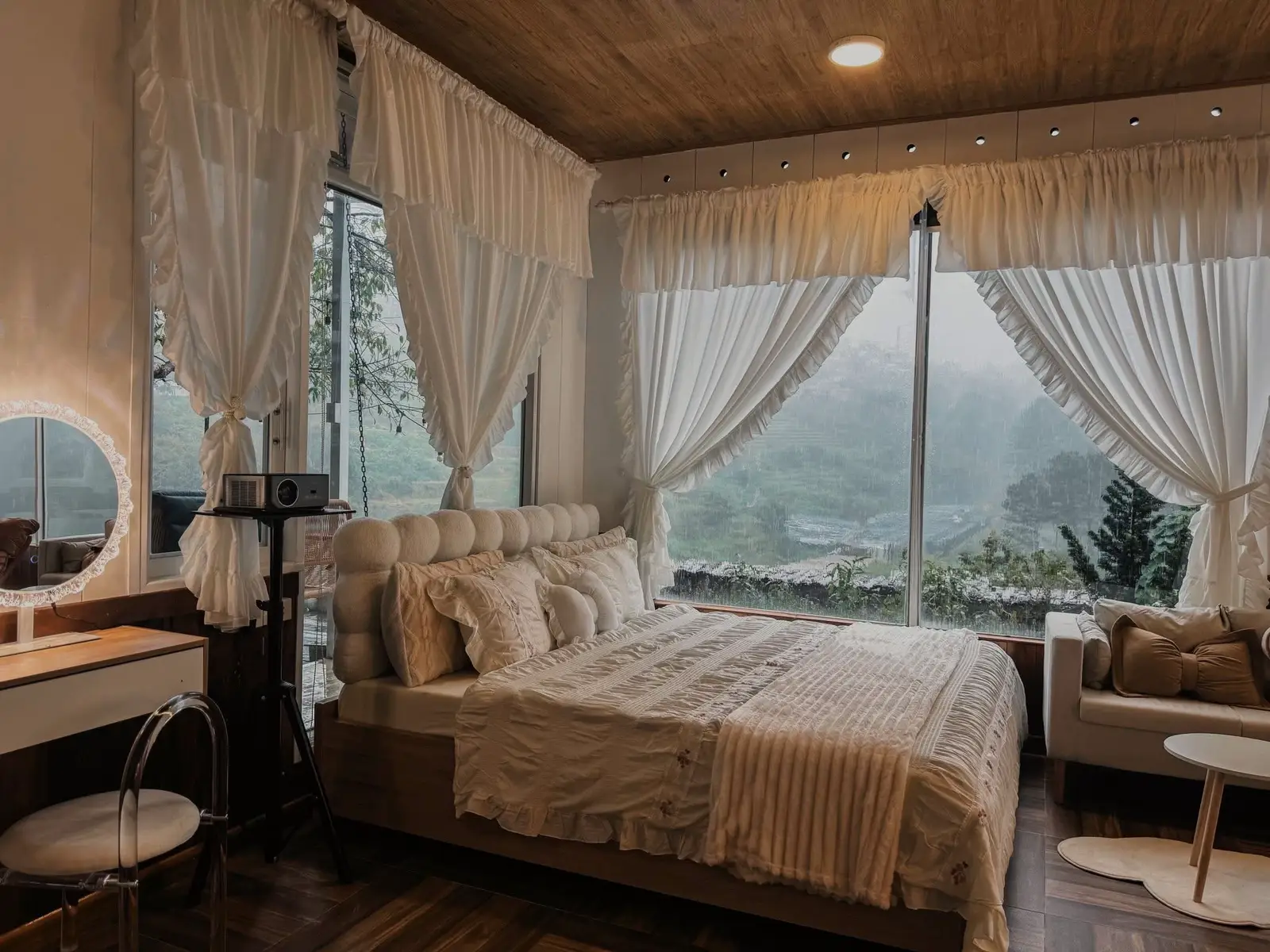 🔥🔥🔥nguyên căn view đồi  🎄GREEN3🎄 cho 2 khách thuộc chi nhánh Green : - Diện tích siêu rộng hơn 50m2 - Bồn tắm nước nóng - Ban công sàn gỗ siêu rộng view đồi, đón nắng sớm và ngắm hoàng hôn chiều. - Phòng và khuôn viên nhà siêu mát, nhiều cây xanh. Không cần máy lạnh vẫn mát lạnh.  - Máy chiếu full HD 8K sẵn tk Netflix - Bếp đầy đủ dụng cụ nấu nướng, tủ lạnh, lò vi sóng, bếp điện, nồi chảo chén bác, gia vị cơ bản, ấm đun, nồi cơm điện, dụng cụ ăn uống - Bếp BBQ ngoài trời - Xích đu, ghế lười, ghế Sofa, võng - Toilet riêng trong phòng, nước nóng lạnh - Tủ quần áo, quạt, gương toàn thân, máy sấy, bàn ủi, khăn tắm, dầu gội, sữa tắm, kem đánh răng, bàn chải... - Giường ngủ 2 mặt kính ôm trọn view đồi, kích thước nệm 1m8 x2m    Phòng Homestay Đẹp Đà Lạt   Homestay view đẹp ở Đà Lạt #homestaydalat #homestaydepdalat #homestayviewdep #homestayviewdepdalat #homestay #khachsandalat #bookphongdalat #phongkhachsandalat #nhanguyencandalat Homestay Đẹp Ở Đà Lạt