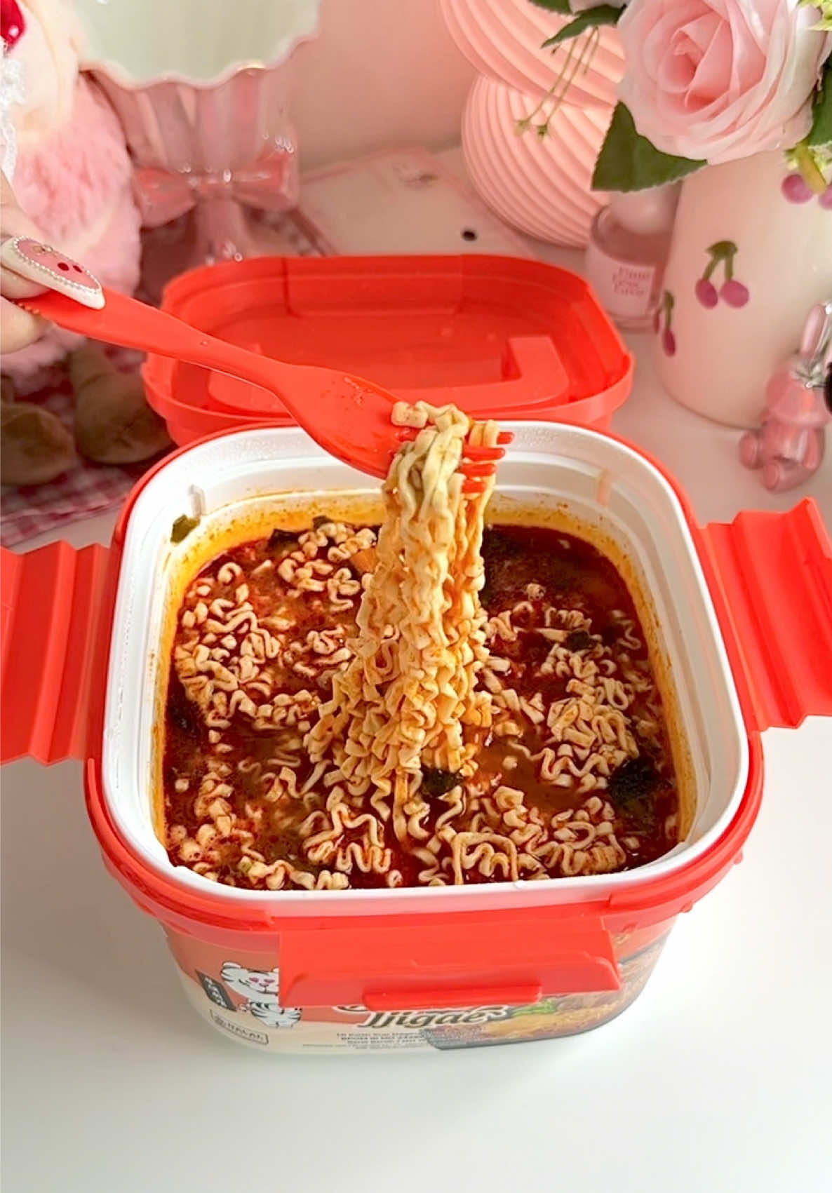 Praktis bgt bisa masak sendiri, ga perlu pakai kompor dong. Rasanya wuenakkk polllll pedes, asin, gurih trs dapat beef, wortel, sayur dan bumbu yg super banyakkk. Porsinya gede bgt dijamin puas makan ini #arirangselfcooking #arirangselfcookingboxbudaejjigae160g #fyp #PromoGuncang1010 #gajiansale 
