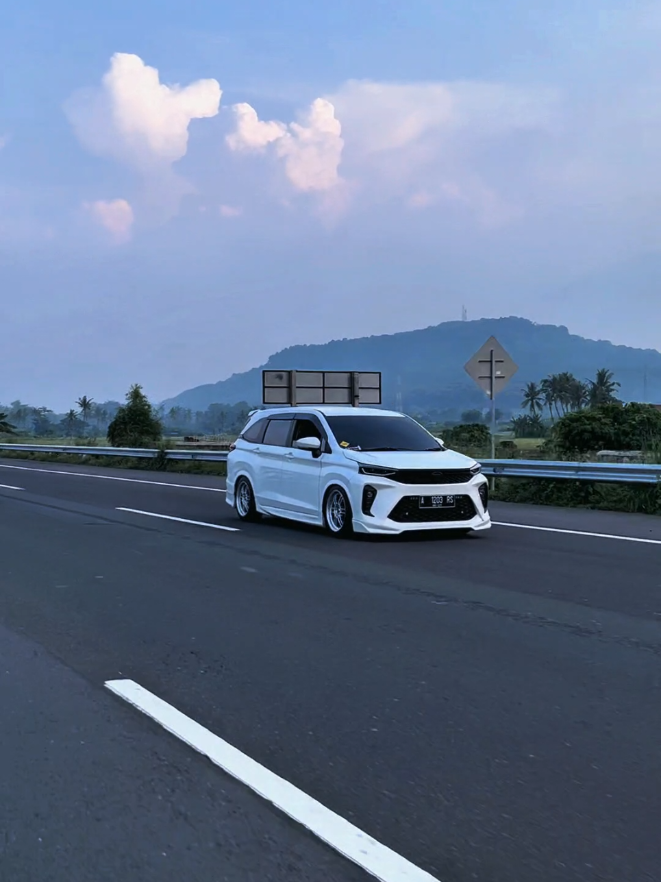 Gimna ya biar mobil ganteng  kaya punya orang