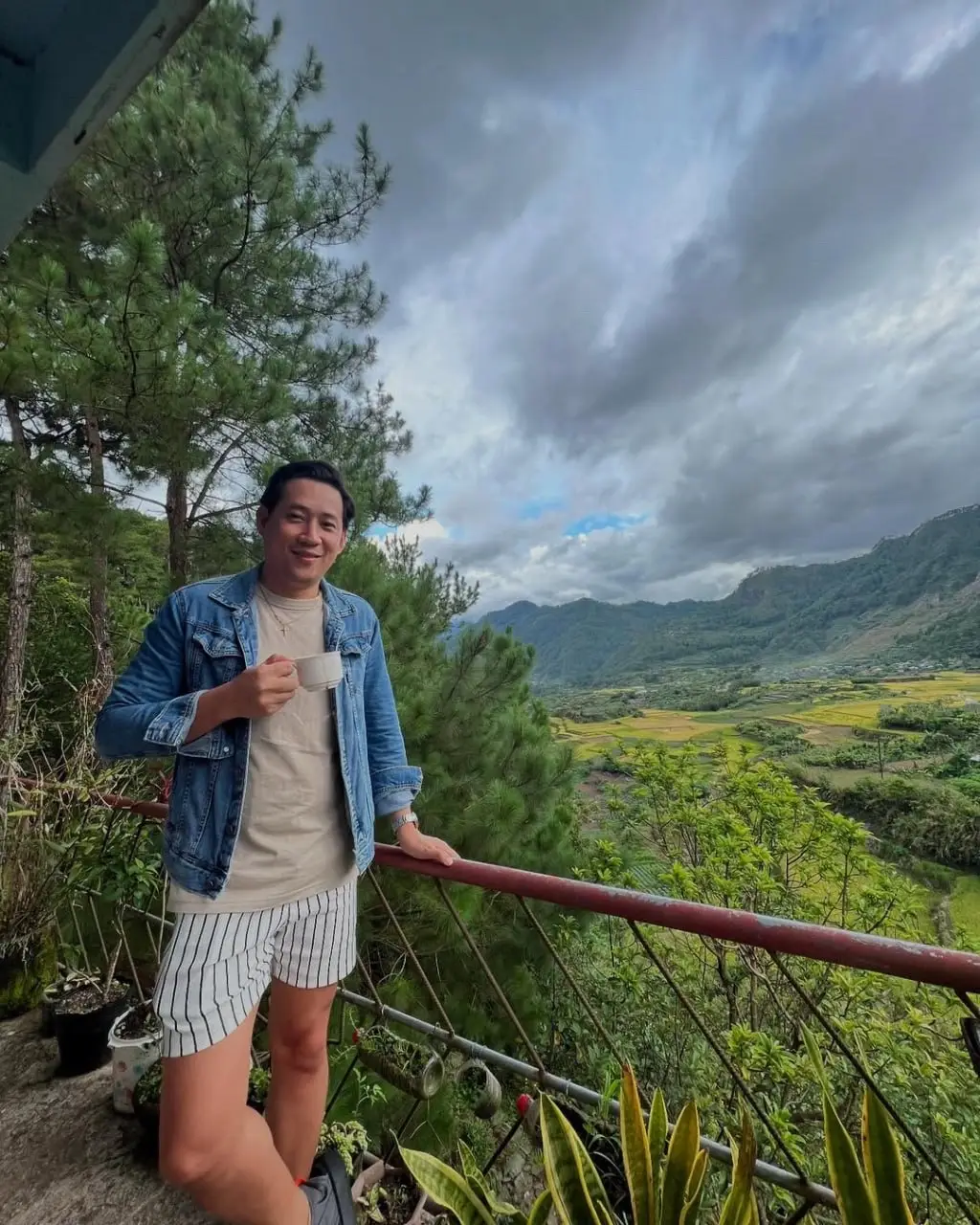 맑은 공기와 끝없이 펼쳐진 산의 풍경 속에서 커피 한 잔을 마시니 마음이 차분해지고 여유가 찾아와요. 소중한 사람들과 함께 웃고 대화하며 보내는 이 순간은 단순한 하루가 아닌 평생 기억에 남을 특별한 추억이 되어가네요. 자연이 주는 선물 같은 이 시간, 삶을 더 따뜻하게 채워주는 순간 같아요✨  #자연힐링 #행복記錄 #추억만들기