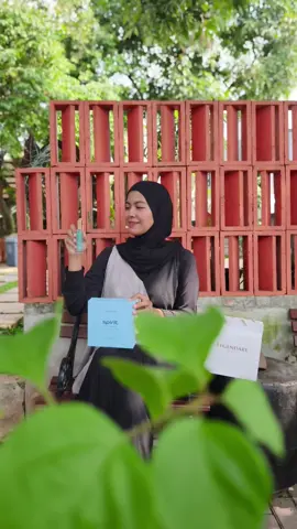 Belakangan banyak banget yang suka salfok sama wanginya aku , padahal aku tuh cuma pakai parfume andalan aku dari  @legendary.indonesia  Aku beli yg spirit , memiliki 3 varian : hope , confidence dan love .  Wanginya lembut & mewah , bisa tahan 4 sampai 7 jam .  Desainnya juga premium , cocok banget deh buat beliin oleh oleh untuk orang tersayang 🫶 . Sudah tersebar lebih dari 100 outlet. Seperti di Pavilion Parkson KL, Level 4 Genting SkyAvenue . 
 Bandara KLIA 1&2 .  #parfum#parfummalaysia#legendaryparfume 