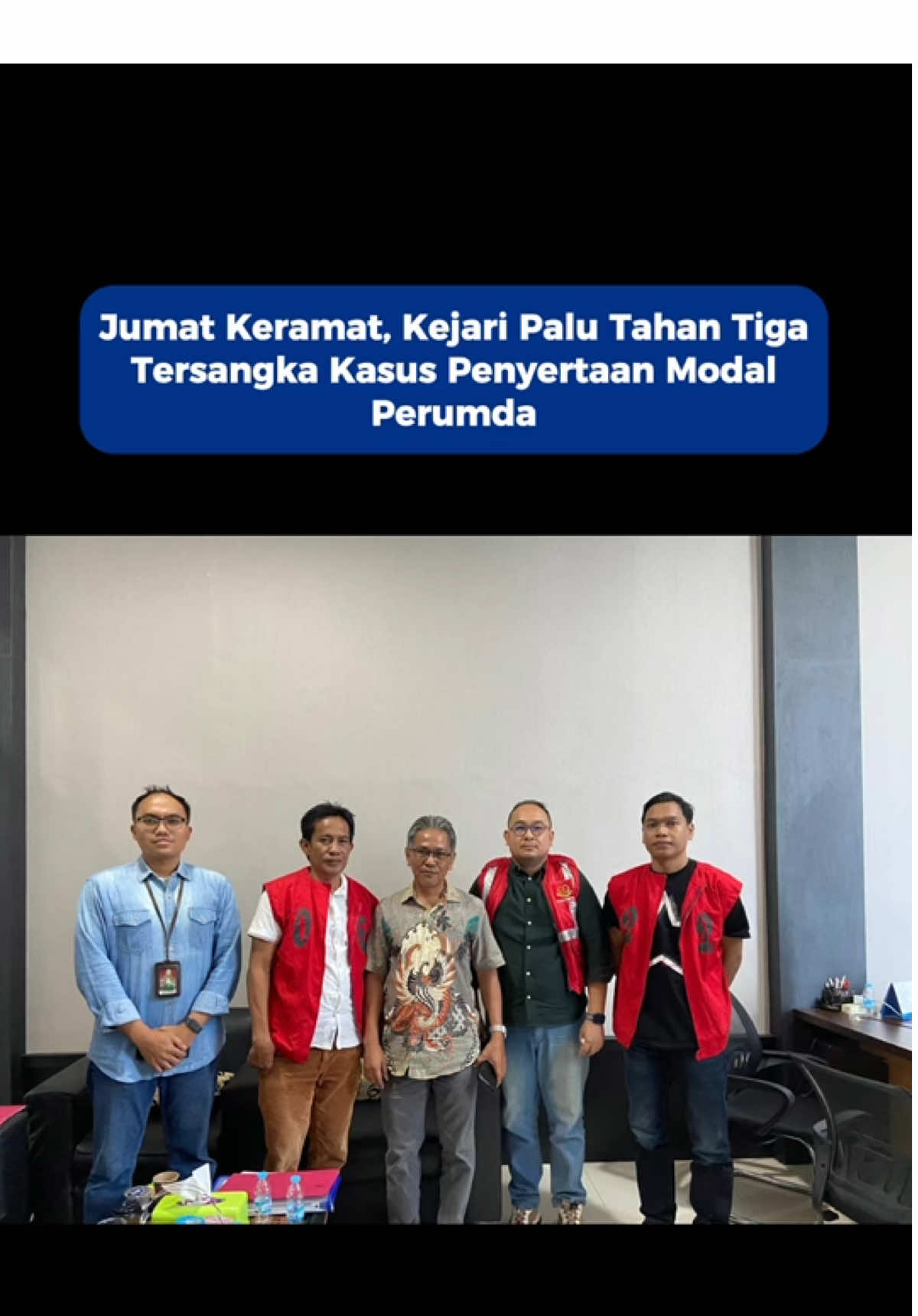 PALU – Kejaksaan Negeri (Kejari) Palu kembali menunjukkan komitmennya dalam pemberantasan tindak pidana korupsi.  ‎ ‎Pada Jumat (3/10/2025), tiga orang ditetapkan sebagai tersangka dan langsung ditahan di Rutan Maesa Palu. ‎ ‎Kasi Pidsus Kejari Palu, Junaedi SH MH, menjelaskan kasus ini terkait pengelolaan penyertaan modal dari Pemerintah Kota Palu kepada Perumda Kota Palu sebesar Rp3 miliar. Dana tersebut terdiri dari belanja tidak langsung Rp733,6 juta dan belanja langsung Rp2,26 miliar. Namun, pengelolaannya diduga menyimpang dari ketentuan. ‎ ‎“Awalnya ini merupakan temuan inspektorat dan diberi waktu 60 hari untuk dikembalikan, namun tidak dilaksanakan. Dalam proses penyidikan, Kejari bahkan memberi waktu hingga 90 hari, tapi kerugian negara tetap tidak dikembalikan,” ungkap Junaedi. ‎ ‎Menurutnya, penggunaan dana penyertaan modal itu tidak sesuai Rencana Kerja Anggaran (RKA) tahun 2023 dan 2024.  ‎ ‎Perumda Palu justru menjalankan bisnis di luar peruntukan, antara lain pengolahan plastik dan perdagangan bawang merah, yang berujung pada kerugian.  ‎ ‎Bahkan diketahui ada kerja sama dengan pihak lain namun uang modal itu ternyata dibawa kabur.  ‎ ‎“Dari penyertaan modal tersebut, Perumda tidak menghasilkan keuntungan bagi daerah. Bahkan justru menyebabkan kerugian keuangan negara sekitar Rp1,3 miliar,” jelas Junaedi. ‎ ‎Berdasarkan hasil penyidikan, ketiga tersangka yakni ST selaku Direksi Keuangan & Administrasi, RBM selaku Direksi Operasional, serta BA selaku Direktur CV. Sentral Bisnis Persada. Mereka diduga melakukan pencairan dan penggunaan anggaran dengan menyalahi prosedur, tidak sesuai dengan Perwali Kota Palu Nomor 5 Tahun 2023 dan Perda No 2 Tahun 2022 tentang Perumda Kota Palu. ‎ ‎Untuk kepentingan penyidikan, ketiganya resmi ditahan mulai hari ini, Jumat (3/10/2025), di Rutan Maesa Palu. ‎ ‎Tersangka disangkakan pasal 2 subs pasal 3 uu tipikor jo pasal 55 ayat ke 1 kuhp. (Bar)