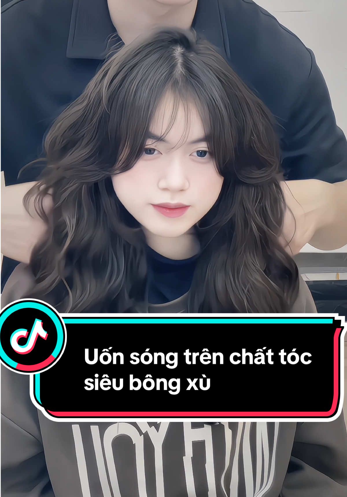 🔥 Tóc như này mà e ấy bắt uốn sóng bằng được đây 🥹 thôi thì trao trọn niềm tin vậy 🥰 #thaydoibatngo #09võthisaubenthuytpvinh #xuhuongtiktok #uontocdep 