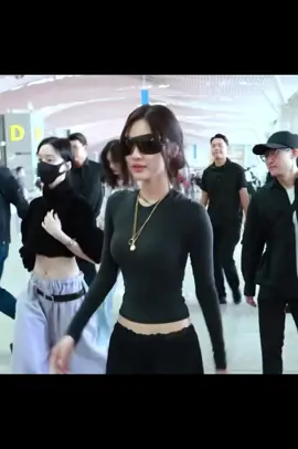 NINGNING at ICN airport heading to Japan for SYNK: aeXIS LINE 🦋 #ningning #ningyizhuo #ningningaespa #fyp #fypdong 