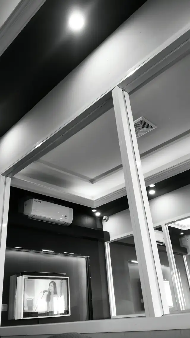 aku kangen kamu. sesederhana itu, tapi rasanya sulit di jelaskan. bukan cuman kangen yang bikin dada sesak, yang bikin setiap sudut hari terasa kurang karena nggak ada kamu di dalamnya. aku kangen ngbrol sama kamu, meskipun kadang kita nggak ngomongin hal penting. aku kangen dengarin kamu cerita, kangen kamu ketawa di tengah obrolan kita. aku kangen caramu marah-marah di saat aku ngeselin dan isengin kamu, caramu bercanda cuman aku yang paham. aku kangen hal-hal sederhana yang dulu terlihat biasa saja, tapi sekarang malah hal yang paling aku cari. hari-hari tetap berjalan, tapi jujur aja, ada yang hilang. aku bisa ketawa, aku bisa sibuk, bisa terlihat baik-baik saja, tapi di sela-sela semuanya, ada bagian dari aku yang masi nyariin kamu. aku nggak tau apakah kamu juga ngerasain hal yang sama tapi kalau iya, aku harap kamu tau, aku masi disini.