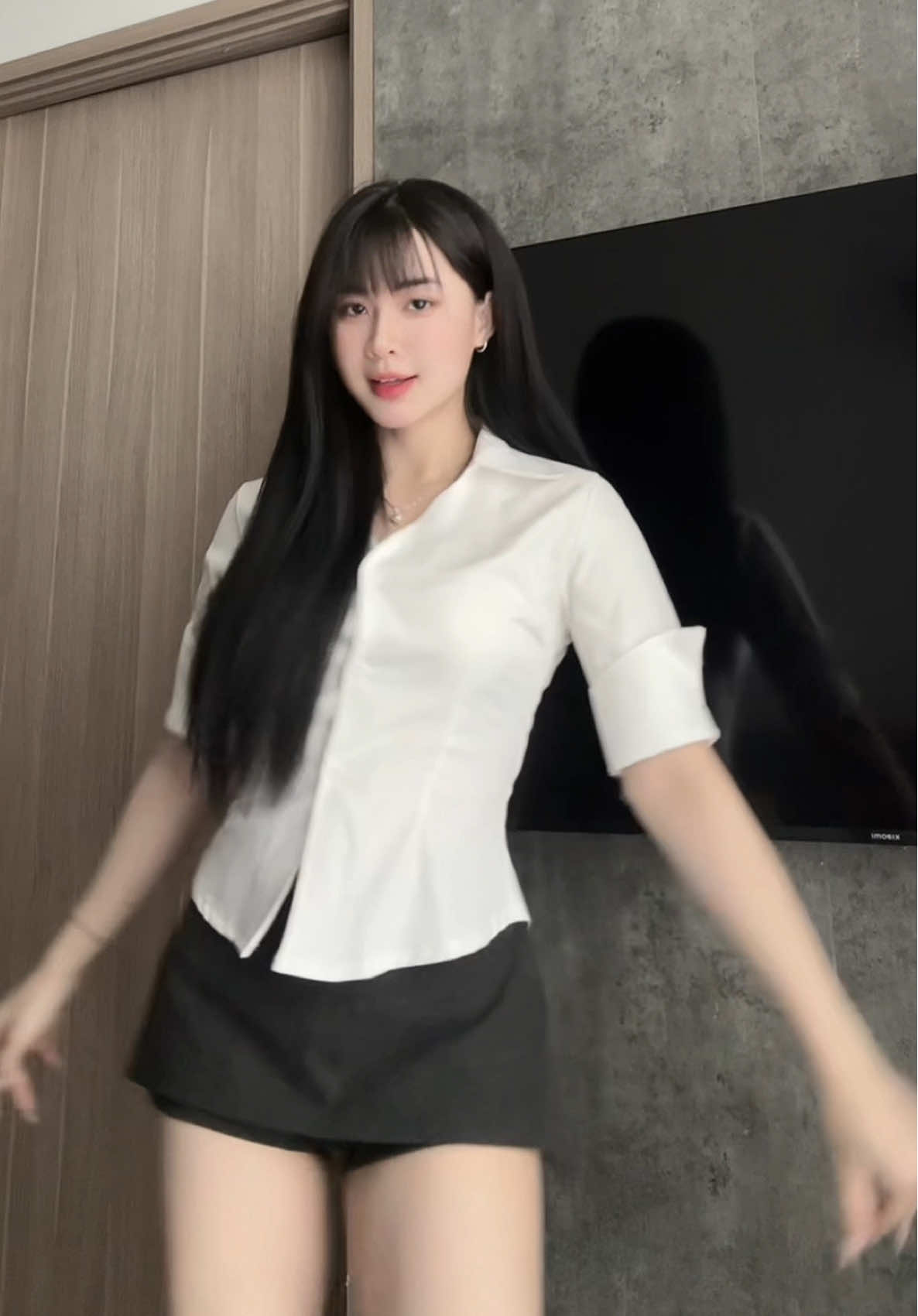 Cô thư ký quẩy trên beat vina (dc:@LOY 🇻🇳)