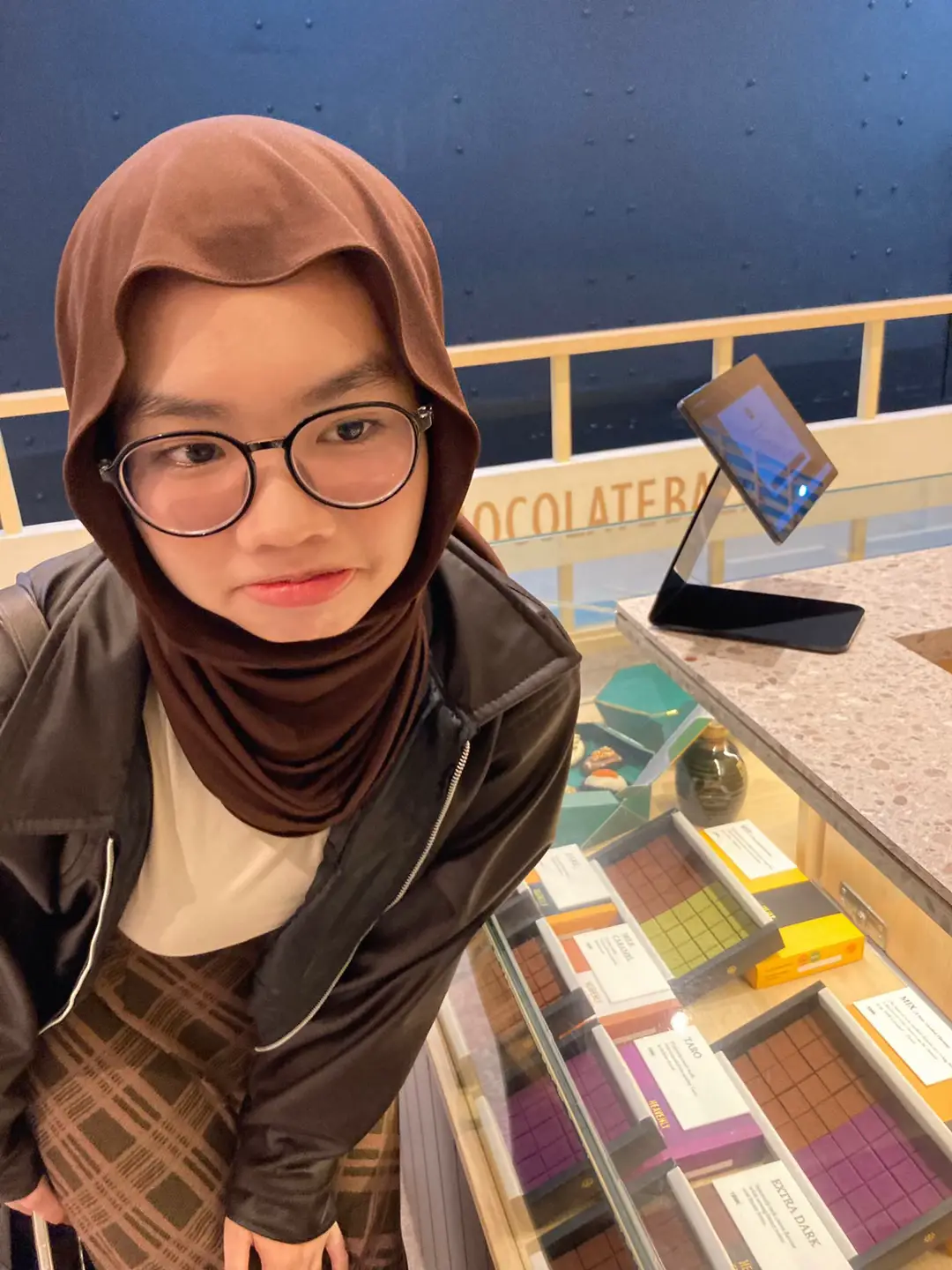 lu naksir ya ama gue? 🤨