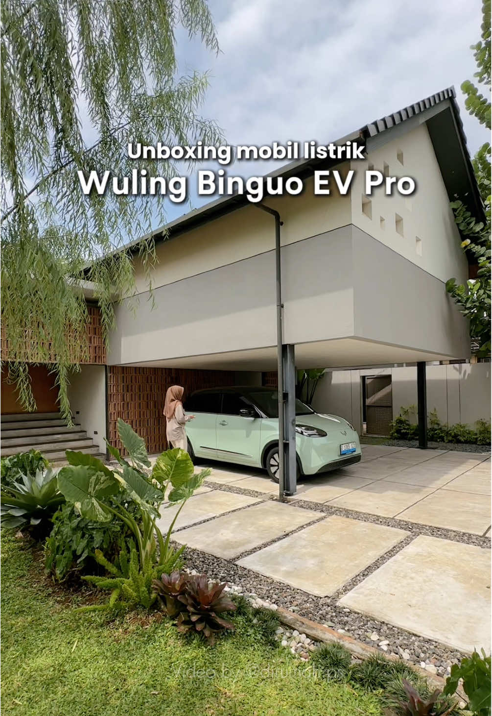 Setelah 3 minggu lalu jual mobil Honda CRV ku, akhirnya aku beli mobil listrik kecil💕 Emg lebih murah dan lbh kecil dari CRV tp pertimbanganku biar lbh fungsional dan HEMAT utk pemakaian sehari2 di dalam kota🫶🏼 (Thanks to temen2 di exclusive yg nyaranin utk beli EV jugaaa🙂‍↔️) Ini Wuling Binguo EV Pro yg warna Avocado Green. Suka bgt sama desain dan warnanya! Interiornya jg cantik bgtt🫶🏼 Untuk jarak tempuh maksimal 1x charge full 333 KM yaa. @wulingev_id  #wulingbinguoev #wulingbinguoevpro