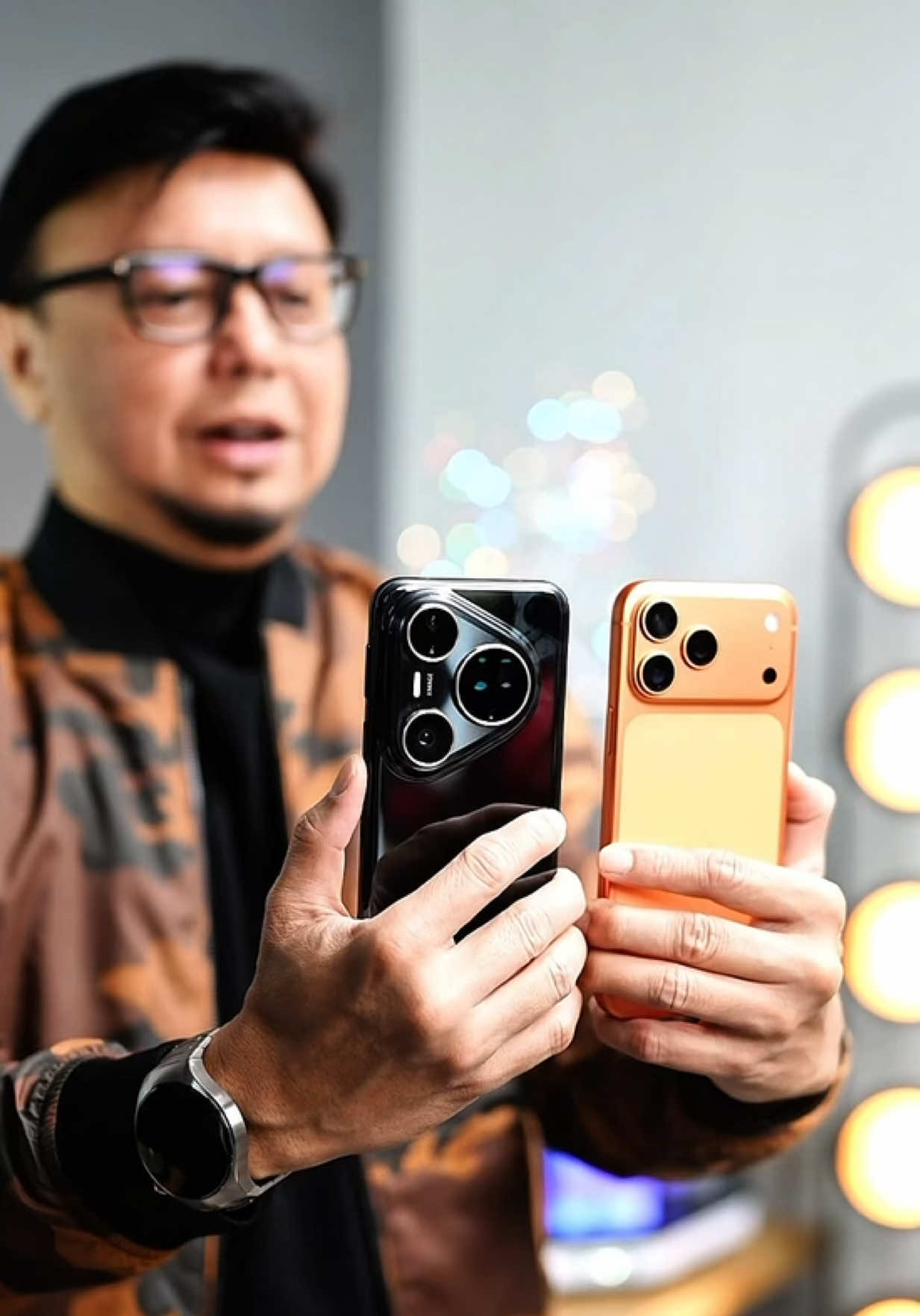 iPhone 17 Pro Max oke sih… Eh masih kalah kalau diabndingin sama Huawei Pura 80 Ultra!! Zoom tembus 100x lebih tajam, low light lebih detail, plus tahan banting sama air! Kedua HP jelas punya plus-minus masing-masing. Tapi kalau soal kamera, keliatan banget kan siapa rajanya?