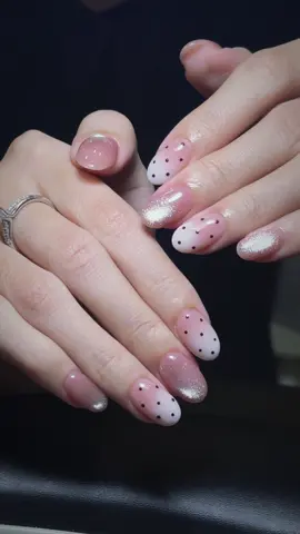 Phải chịu thì khách mới thương 🙂‍↕️ #nail #haunnails #cateyes #polkadots #viral 