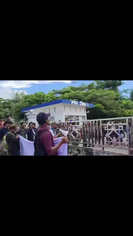 APTESI bersama warga dari 4 Kecamatan menunggu di luar kantor bupati selama 4 jam hendak bertamu, tetapi bukannya dibukakan pintu,  malah dihadang oleh barisan Satpol PP dan aparat kepolisian. APTESI bersama warga dari 4 Kecamatan menunggu di luar kantor bupati selama 4 jam hendak bertamu, tetapi bukannya dibukakan pintu,  malah dihadang oleh barisan Satpol PP dan aparat kepolisian.   Hmmm .... #tolakkonversitehmenjadisawit  #aliansipedulitehsimalungun  #satunasib