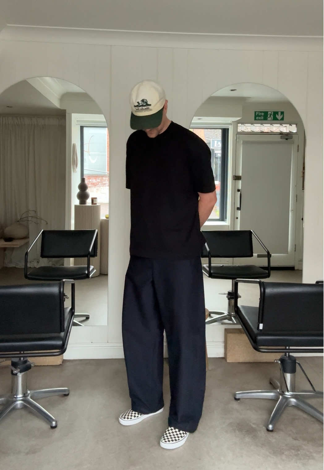 Studio fit check…Uniqlo barrel leg from the women’s section for the win. Have a great day 🙌🏻 #uniqlo #aimeleondore #mensfashion #OOTD 