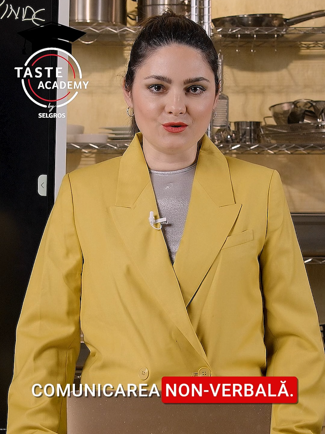 Primul gest poate însemna un client fidel!  În noul episod Taste Academy 🎓, Anita Huzum explică cum comunicarea non-verbală poate influența experiența oaspeților și chiar decizia lor de a reveni. 📽️ Vezi episodul complet pe canalul Selgros România 👉 și rămâi conectat la cele mai bune sfaturi pentru o afacere de succes. #HranestePasiunea #SelgrosRomania #TasteAcademy #cursuri #AnitaHuzum #ComunicareStrategica #Business #Succes #HoReCa #ospitalitate #Comunicare #limbaj #NonVerbal #ContiGrup #Cocorico #Wau #Olympus #Elit