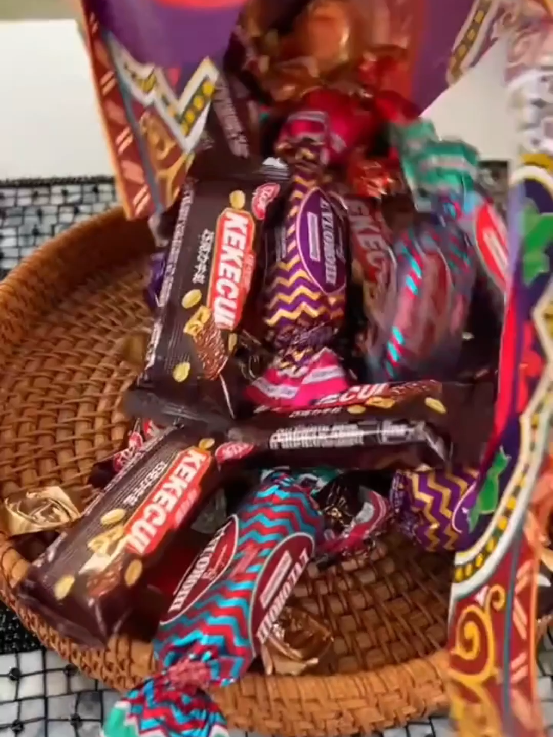 🍬 “Every Bite, New Surprise” ✨ Mixed Flavor Candy | Fun Chocolate Experience ✨ Discover different flavors in every piece of chocolate candy. 😋 Sweet Variety – different flavors daily. 🌈 Colorful & Fun – kids love it. 🍫 Smooth & Creamy – melts instantly. 👨‍👩‍👧 Share Together – bonding moments. 🛒 Always in Stock – long shelf life. #ChocolateCandy #FilipinoSnacks #PartySnacks #ViralFood #foodtiktok #PinoyFoodie