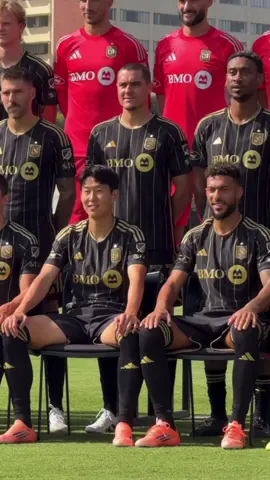📸⚽️ In a mirror, I see a soccer ball (boy)? , and I wonder who’s the most handsome of them all. 😅 #heungminson #son7 #lafc 