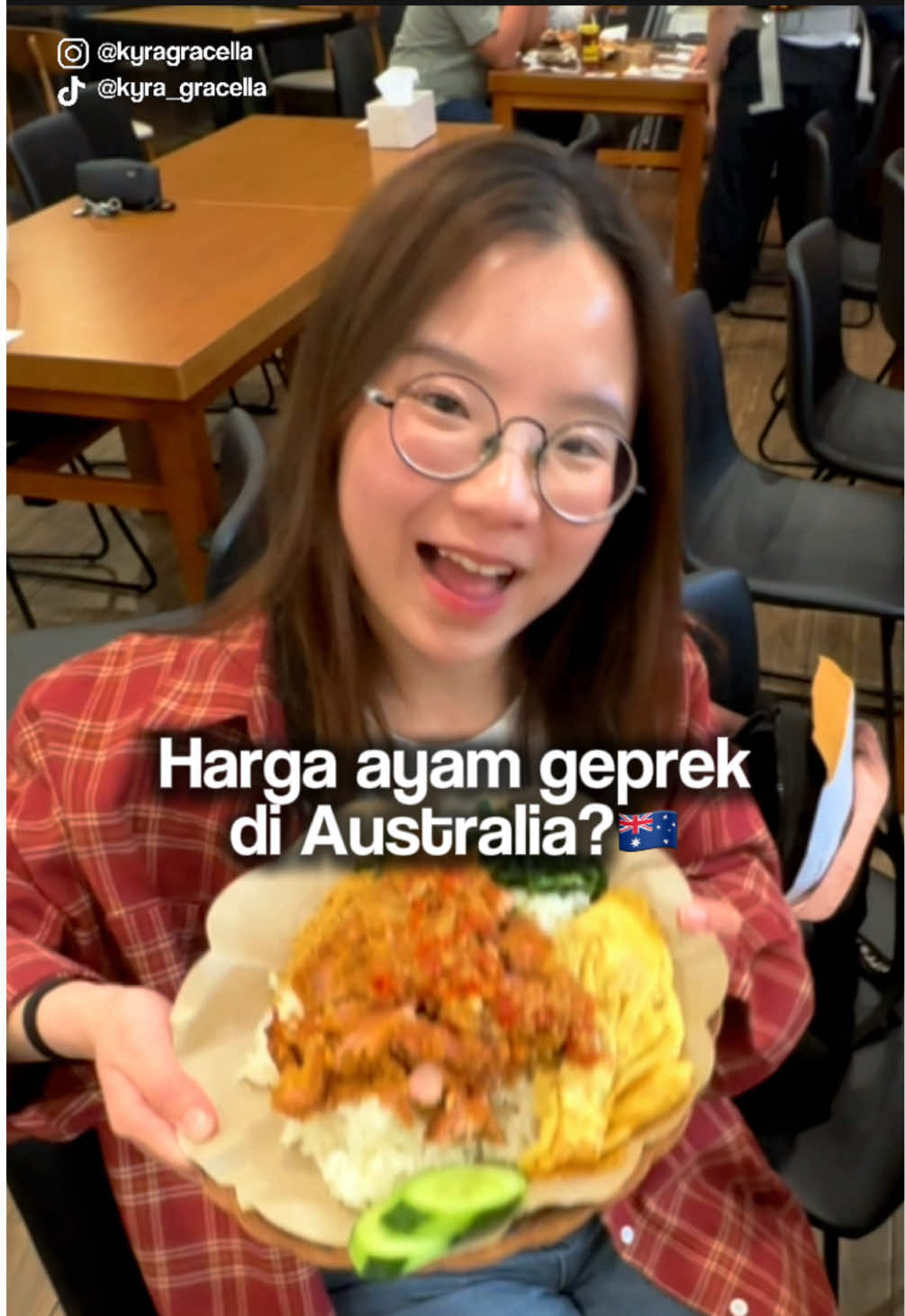 Siapa coba yang nggak suka ayam geprek?😌 Ini kayaknya salah satu menu makanan yang close to heart banget ya bagi kita orang Indonesia, karena simpel dan gampang dicari di 🇮🇩 Surprisingly opsi menu mereka banyak, soal harga juga menurut gue masih termasuk oke untuk ukuran makan di Australia, lumayan banget loh buat redain homesick🥹 📍@geprekinaustralia  393 Albany Hwy, Victoria Park WA 6100 #diasporaindonesia #kerjadiaustralia #tinggaldiluarnegeri #whvaustralia #studentvisatoaustralia 