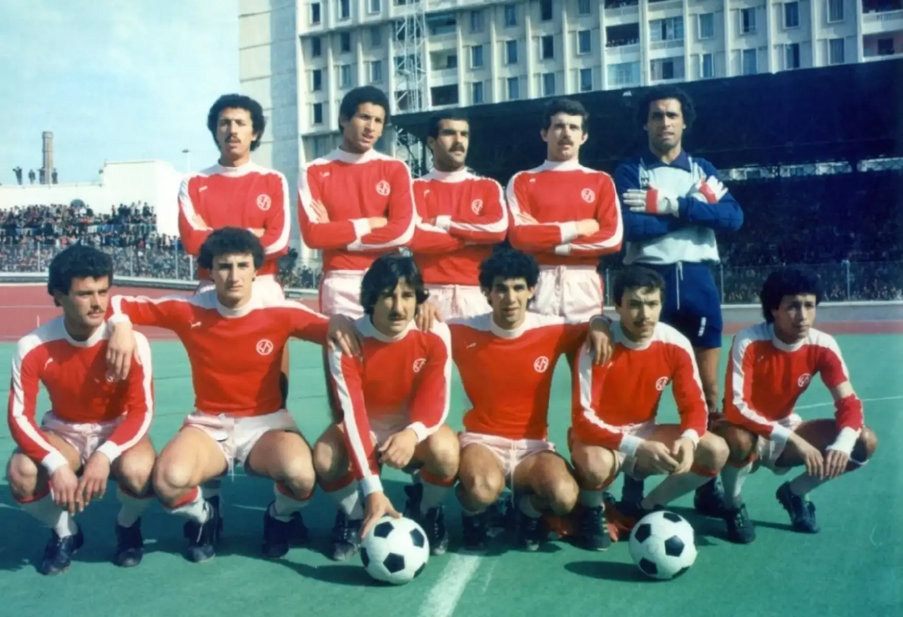 CR Belcourt 1980/81 Ahmed Laribi, Hocine Benmiloudi Allah Yerahmou, Mohamed Dahmani Allah Yerahmou  Boualem Larroum, El-Lam Abdellah Allah Yerahmou  Assis de Gauche à Droite : Smain Rais, Djamel Menad Allah Yerahmou, Farid Bourad, Nacer Mourzag Allah Yerahmou Nacer Abbour, Mustapha Kouici Cap