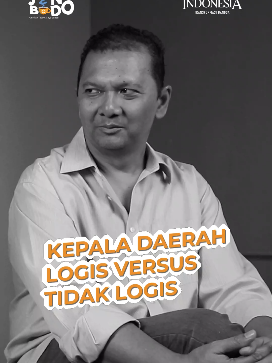 Kepala Daerah Logis Versus Tidak Logis Beda kepala daerah, beda pula gaya kepemimpinannya. Demikian pula dengan kemampuan komunikasi publik mereka. Di satu sisi, Gubernur Jawa Barat Dedi Mulyadi atau yang biasa dipanggil Kang Dedi Mulyadi (KDM) meraih pujian karena menutup sementara kawasan tambang yang terletak di Kecamatan Parung Panjang, Cigudeg, dan Rumpin. Kang Dedi Dedi bergeming meski diterpa demo menolak keputusan itu. Pasalnya, KDM menyoroti, ada 195 orang meninggal dunia di jalan karena terlindas, tersenggol, atau bertabrakan dengan truk tambang sepanjang 2019 sampai 2024. Selain itu, ada 140 warga yang luka berat. Di sisi lain, Gubernur Sumatera Utara (Sumut) yang juga menantu mantan Presiden Joko Widodo (Jokowi) Bobby Nasution diterpa kontroversi lantaran sempat menghentikan satu truk berpelat BL dari Aceh dari tiga truk saat melintasi wilayah Langkat, Sabtu (27/9), karena bermasalah di tonase. Dan pada Selasa (30/9), Bobby Nasution mengakui hanya mengimbau agar kendaraan operasional perusahaan yang berdomisili di Sumut menggunakan pelat Sumut, yakni BK atau BB. #dedimulyadi #gubernurjabar #gubernurkonten #KDM #BobbyNasution #GubernurSumut #trukplatBL #Tonase #APBD #PlatAceh Video link https://youtu.be/psVIx0ogq9s