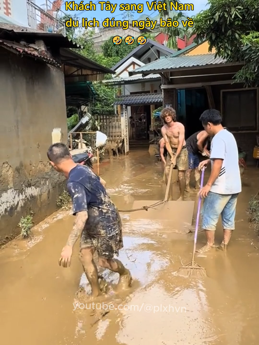 Khách Tây sang Việt Nam du lịch đúng ngày bão về 🤣 #dulich #hagiang #dulichvietnam #chuyenla #docla #plxhvn #phapluatxahoi