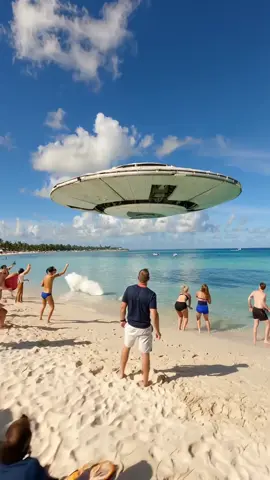 Massive UFO Stuns Beachgoers in Broad Daylight! #ufo #UFOs #UAP #uaps #ovni 