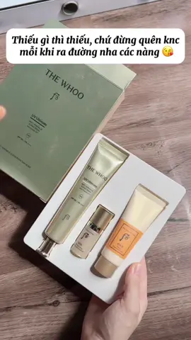 🌞✨ Kem Chống Nắng The Whoo UV Ultimate Anti Wrinkle Sunscreen Special Set SPF50+ PA++++ ✨🌞 👑 Siêu phẩm chống nắng đỉnh cao từ The Whoo – thương hiệu Hoàng Cung Hàn Quốc: ✔️ Bảo vệ da tối ưu trước tia UVA/UVB ✔️ Ngăn ngừa lão hoá, giữ da căng bóng & mịn màng ✔️ Chất kem mỏng nhẹ, thẩm thấu nhanh, không bết dính ✔️ Bộ set sang trọng – xứng đáng cho nàng yêu cái đẹp 💖 Vừa chống nắng, vừa dưỡng da cao cấp – chuẩn “tấm lá chắn” cho làn da không tuổi! 💖 👉 Nàng nào tìm dòng KCN sang – xịn – mịn thì set này là lựa chọn hoàn hảo.