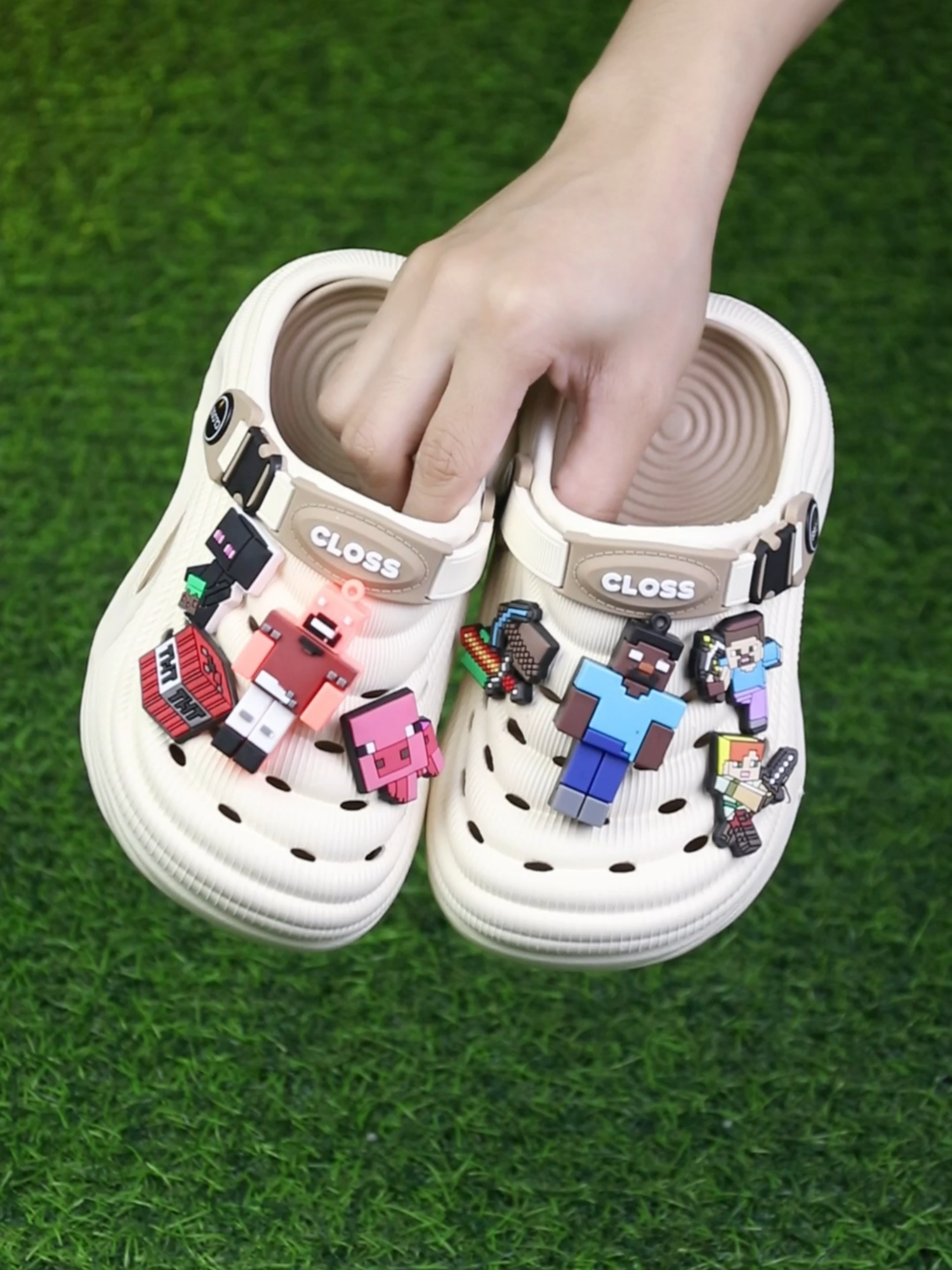 Just dropped! 🌟 Soft bottom at breathable na clogs na swak na swak sa mga bata, boys and girls! May cute na Minecraft cartoon design pa para mas exciting gamitin 🛠️👟 Perfect for outdoor play or chilling lang sa bahay. Get ready for fun and comfy steps this season! 💥 #BagongTrending #KidsShoes  #SummerEssentials#TikTokFinds #OOTD #affordable #fyp #trending #kid