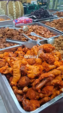 Menu andalan kalau ke Pasar Gresik 😍 Biasaya beli telur bader & telur cumi, sekarang ganti beli telur tengiri pedas & telur ikan manyung 👍🏻  Dimakan langsung ataupun dijadikan lauk bareng nasi hangat, wenaaak pol 🤤 #telurikan #telurikanbader #telurcumi #telurikantengiri #telurikanmanyung 