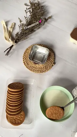 Mengisi kekosongan waktu dengan  mencoba produktif 😊 memutar otak bagaimana untuk mendapatkan penghasilan sendiri dengan adanya sosial media banyak terinspirasi untuk membuka usaha kecil - kecilan di rumah dari berawal menjual Kue Lumpur , Kue Talam , Puding dan sekarang insyaallah akan launching dessert Homemade aku yaitu CHEESECUIT 💕 bantu support ya temen temen 🤗#cheesecuit #homemade 