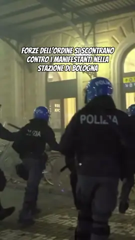 Il corteo degenera in caos e iniziano gli scontri tra manifestanti e forze dell’ordine. • #geopolitica #italia #bologna #palestina #forzedellordine  