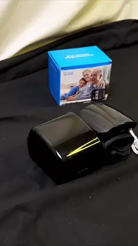 جهاز رقمي لقياس ضغط الدم يتميز بسهولة الاستخدام ودقة النتائج، مصمم ليوفر لك متابعة صحية دقيقة السعر ((20))  يُستخدم عن طريق لف الحزام حول المعصم بحيث تكون الشاشة في مواجهة اليد من الأعلى، ويُنصح بإزالة أي ملابس أو إكسسوارات من المعصم قبل القياس لضمان دقة القياس، يجب الجلوس بوضعية مريحة مع إبقاء المعصم على مستوى القلب، وترك مسافة 1–2 سم بين الحزام وبداية اليد يعرض النتائج بوضوح، ويحتوي على تنبيهات صوتية لمساعدتك أثناء الاستخدام يُعد مثالياً لكبار السن، والمرضى الذين يحتاجون لقياس ضغط الدم بانتظام في المنزل دون الحاجة لزيارة المستشفى يعمل بتقنية إلكترونية دقيقة طريقة الاستخدام: عن طريق لف الحزام على المعصم وضعية القياس: الجلوس وإبقاء المعصم بمستوى القلب القياس: ضغط الدم الانقباضي والانبساطي مع نبضات القلب ميزات إضافية: تنبيه صوتي، شاشة رقمية واضحة