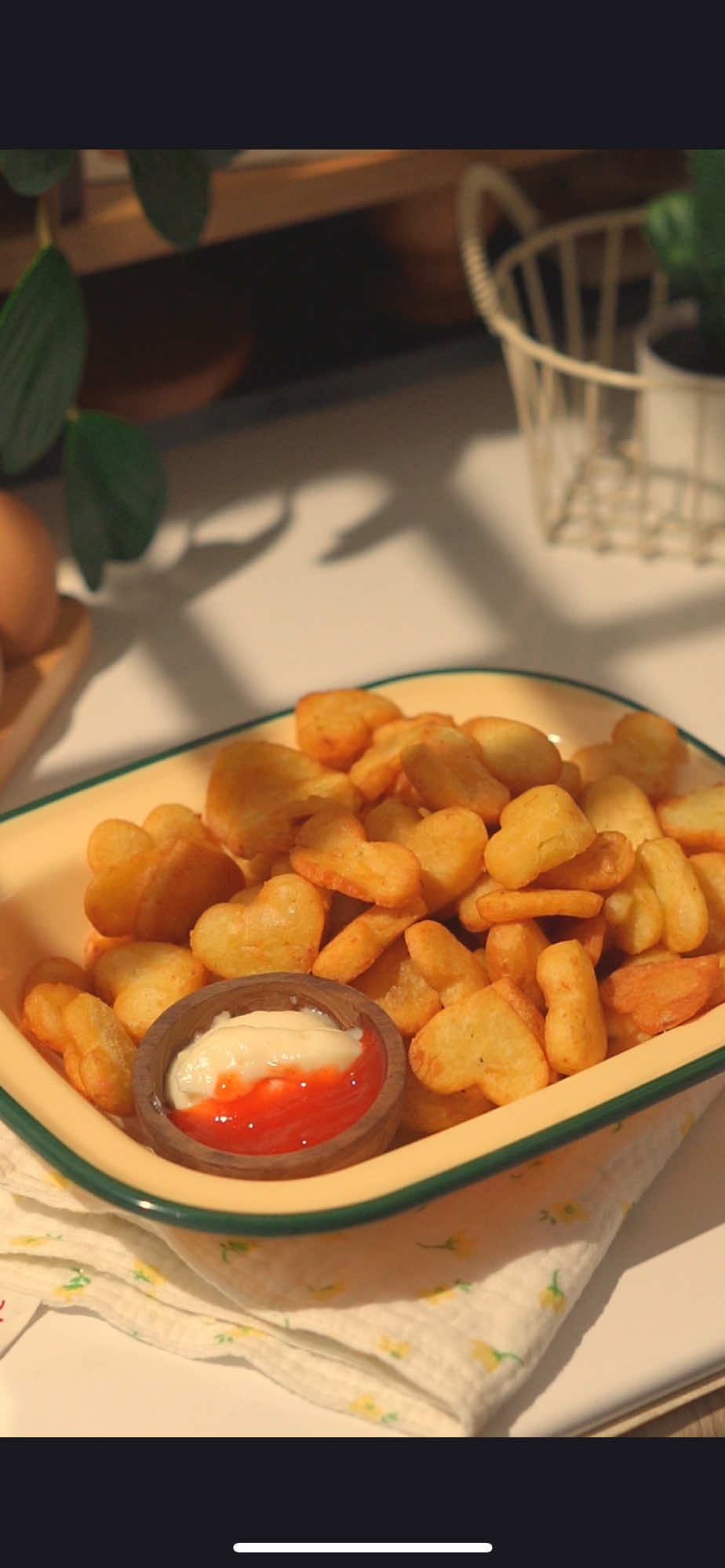 KENTANG KRISPIIIII🥔✨ Bahan bahan  • 3 buah kentang  • 5 sdm tepung maizena  • 1/2 sdt kldu jamur  • 1/3 sdt garam  • 1/3 sdt lada bubuk  • keju parut seikhlasnya  #potatoes #potato #cemilanviral #fypage #fypシ゚ 