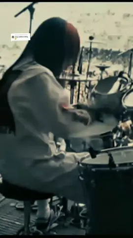 Membalas @bless19596 Nathan jonas atau lebih di kenal dengan nama Joey Jordison adalah musisi amerika serikat kelahiran 26 April 1975 di Des Moines,Amerika seorang Drummer,pendiri band Heavy Metal Slipknot dan drummer,ia meninggal dunia pada 26 Juli 2021 pada usia 46 tahun karena penyakit mielitis transversal#joeyjordison#joeyjordisonslipknot #slipknot @IMRON_SADEWO 