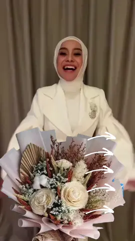 dedek Lesti berbagi-bagi hari ini cukup yang udah follow share ke teman-temannya 