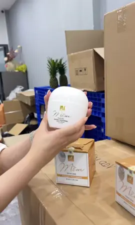 Được cầm trên tay hộp kem body mềm nước hoa phiên bản mẫu mới nhất. Thích lắm luôn ạ. Khách nhanh tay bấm vào giỏ hàng nhé. Đang được trợ giá ạ #Acosmetics #bodymem #kembodychua #kembodymem #kembodymemnuochoa 