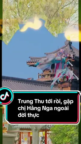 Hằng Nga chắc ít người gặp ngoài đời , nhưng  ở Lạc Dương (洛阳), tỉnh Hà Nam – trong khu Lạc Cố Thành thì Hằng Nga bay trên trời múa Thiên nữ tán hoa” (天女散花). Một màn múa trên không, nghệ sĩ treo lơ lửng giữa trời, tung hoa và lụa, tái hiện hình tượng tiên nữ trong văn hóa Trung Hoa. Đây là show nổi tiếng khi du lịch Lạc Dương, thu hút nhiều khách đến xem và quay clip. 🌸 #travel #fyp #viral #xuhuong #DuLịchTrungQuốc 