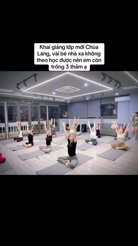 Lớp Chùa Láng em còn 3 thảm, chỉnh kỹ từ ngó tay ngón chân xin mời chị em ạaa #yoga #yogaclass #nhachillyoga #yogatiktok 
